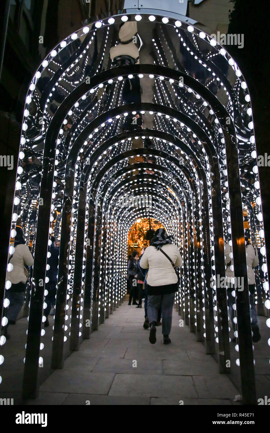 Vereinigtes Königreich. 25 Nov, 2018. Die Passage der Conduit den Hof in Covent Gardens ist mit Spiegel und Beleuchtung für die festliche Jahreszeit abgedeckt. Credit: Dinendra Haria/SOPA Images/ZUMA Draht/Alamy leben Nachrichten Stockfoto