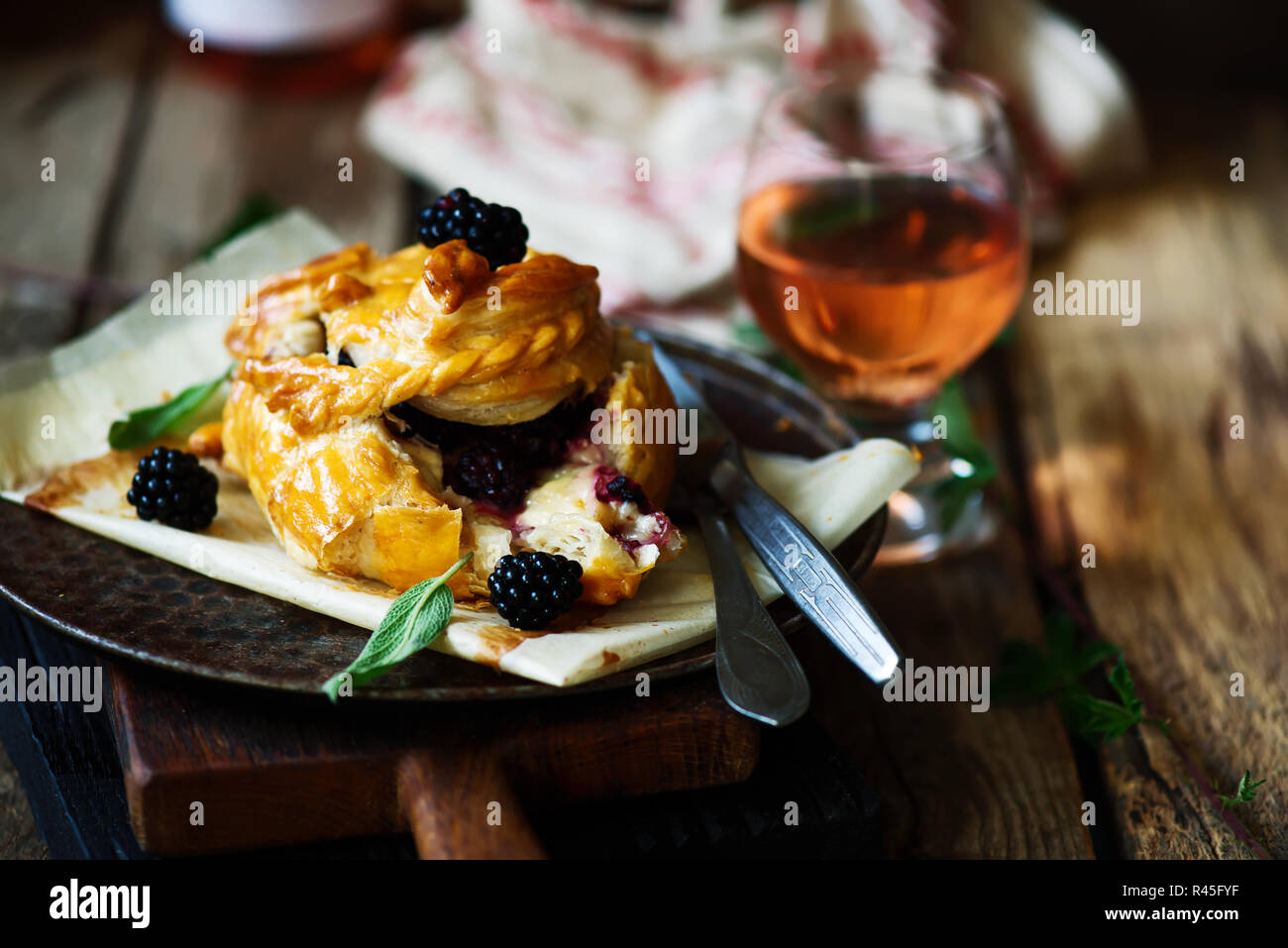 Baked Brie mit Blackberry in Blätterteig. rustikales und selektiven Fokus Stockfoto