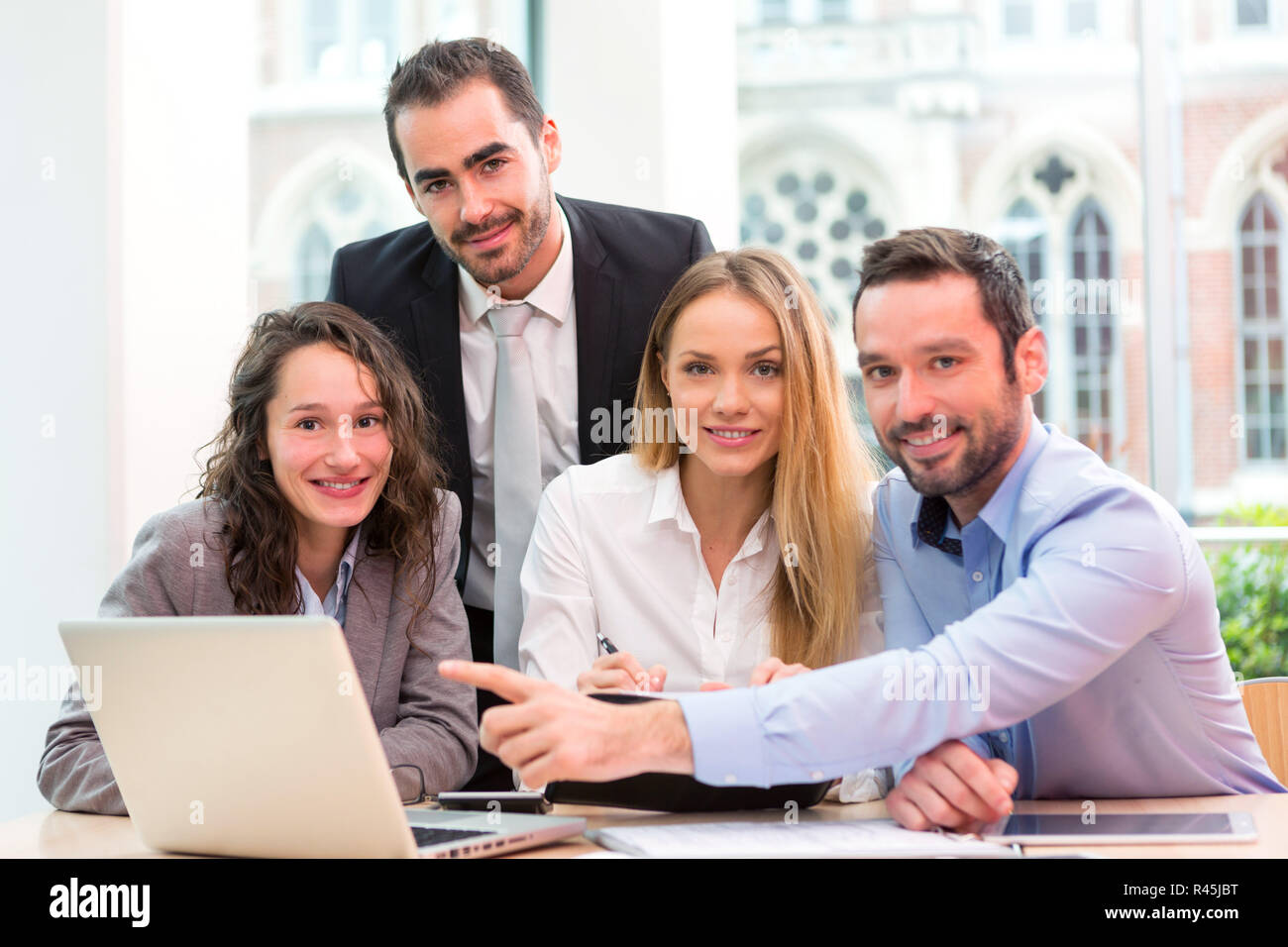 Gruppe von Geschäftsleuten zusammen im Büro arbeiten Stockfoto