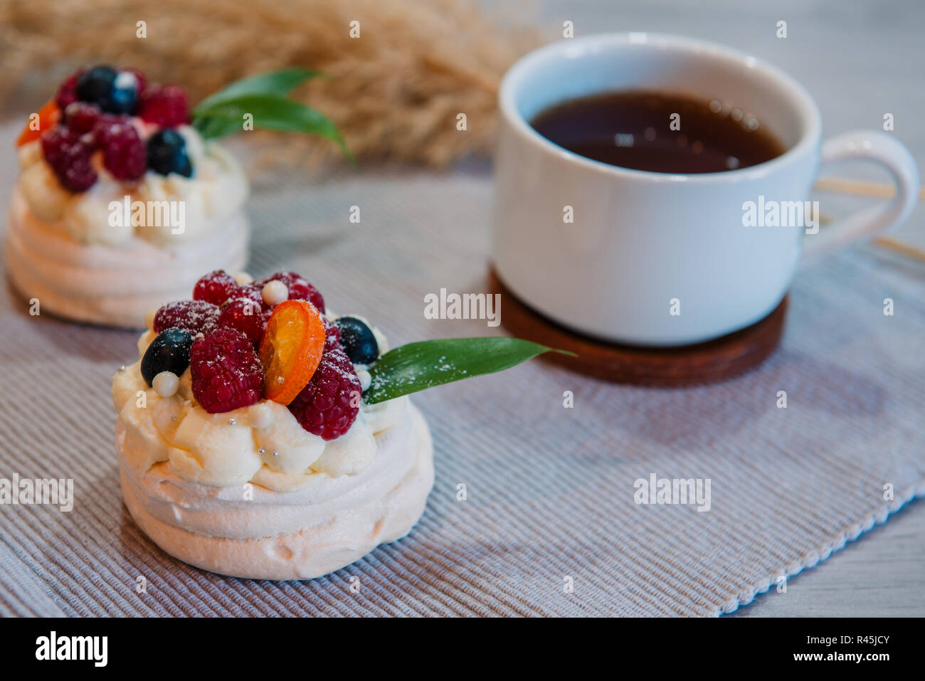 Pavlova baiser Kuchen mit Sahne und kleine Früchte Stockfoto