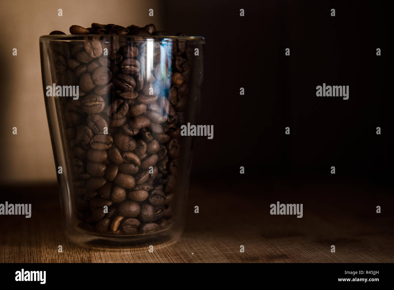 Kaffee Bohnen im Glas Schale auf schwarzem Hintergrund Stockfoto