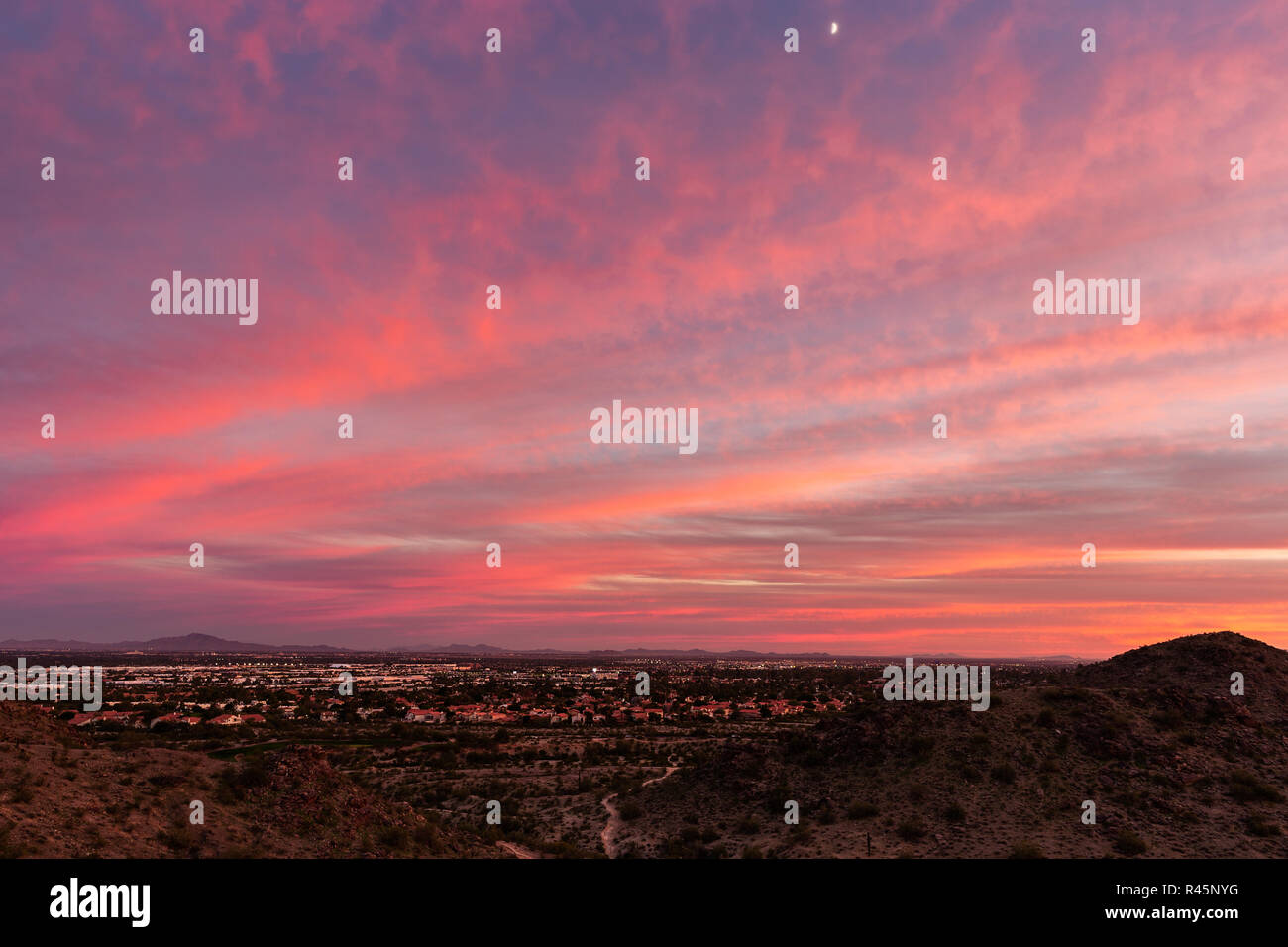 Ahwatukee, Arizona bei Sonnenuntergang vom South Mountain Park Stockfoto