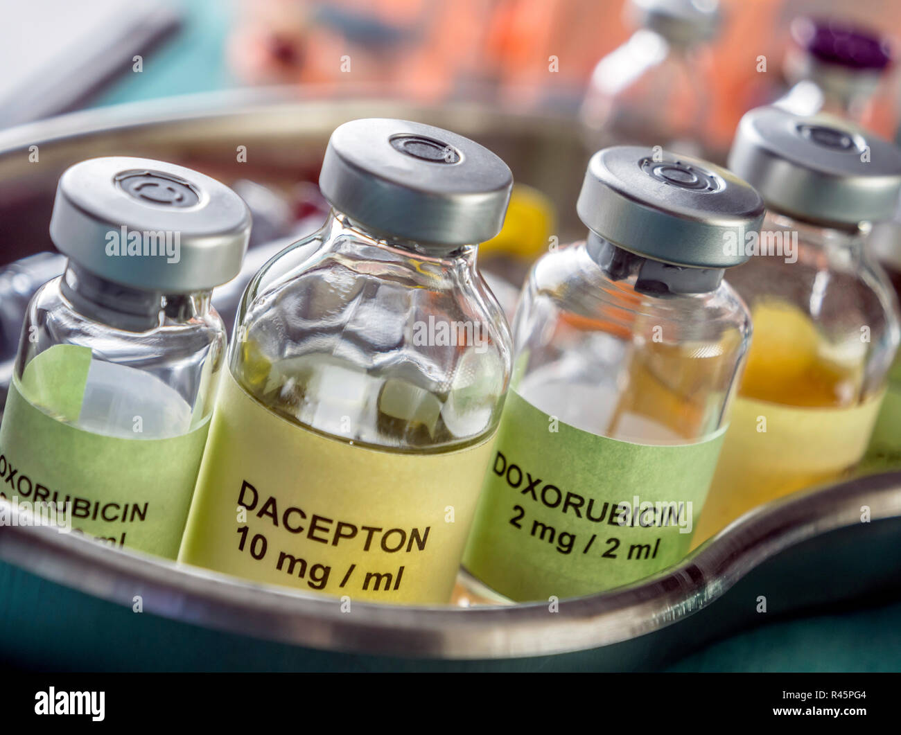 Verschiedene Fläschchen mit Medikamenten für die Heilung von Krebs eingesetzt, konzeptionelle Bild Stockfoto