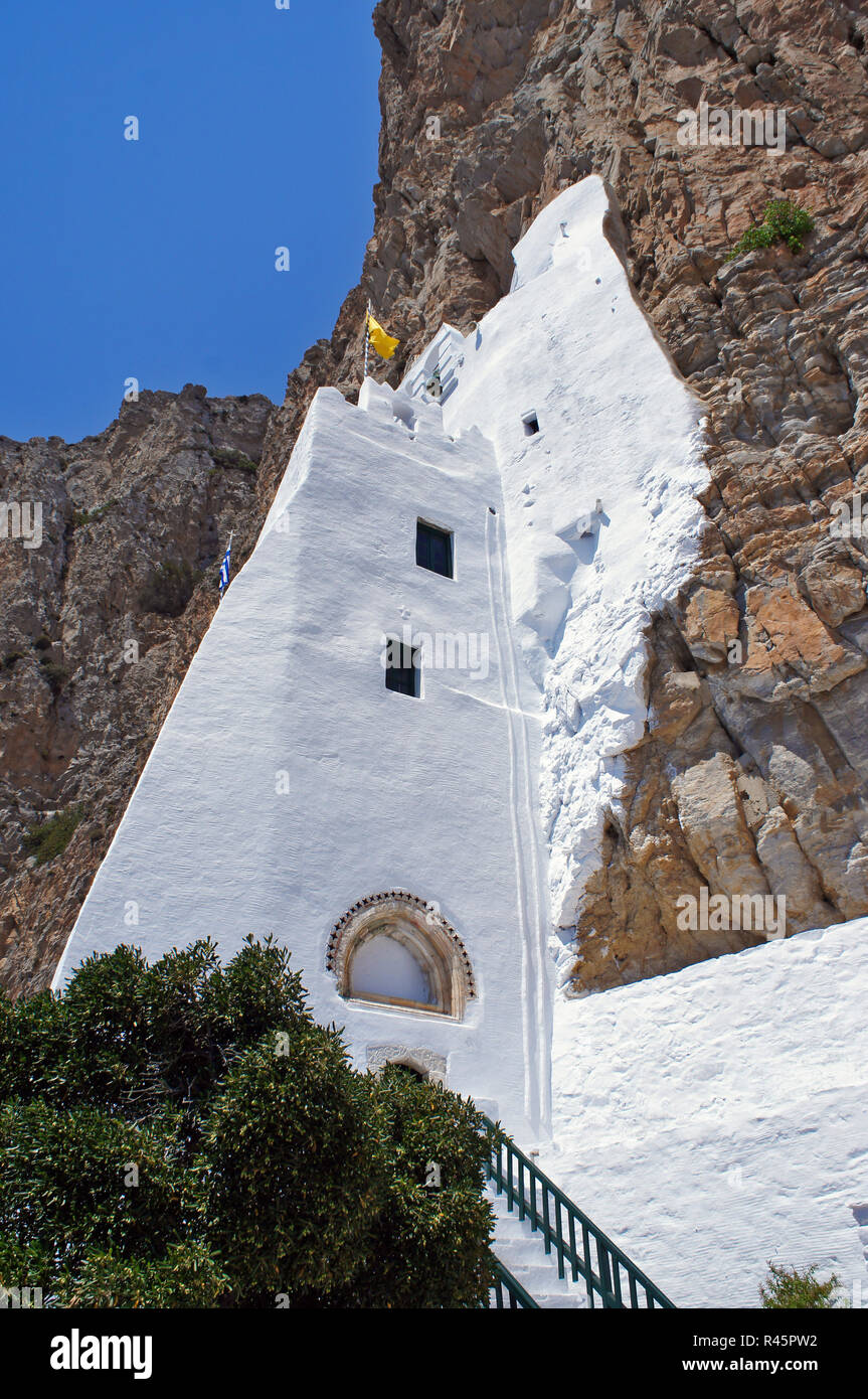 Hozoviotissa Kloster hängen von den Klippen der Insel Amorgos, Griechenland. Ein wunderbarer Ort für einen Sommerurlaub. Stockfoto