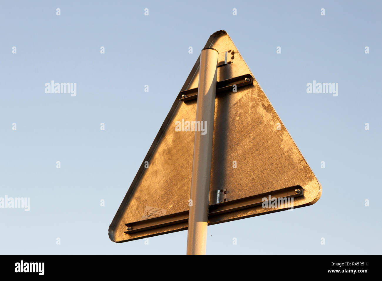 Ansicht der Rückseite des dreieckigen abstrakten Leere leere Straße ausgeschildert Hohe auf Metall am strahlend blauen Himmel Kopie Raum Hintergrund. Warnung, Information, prohi Stockfoto