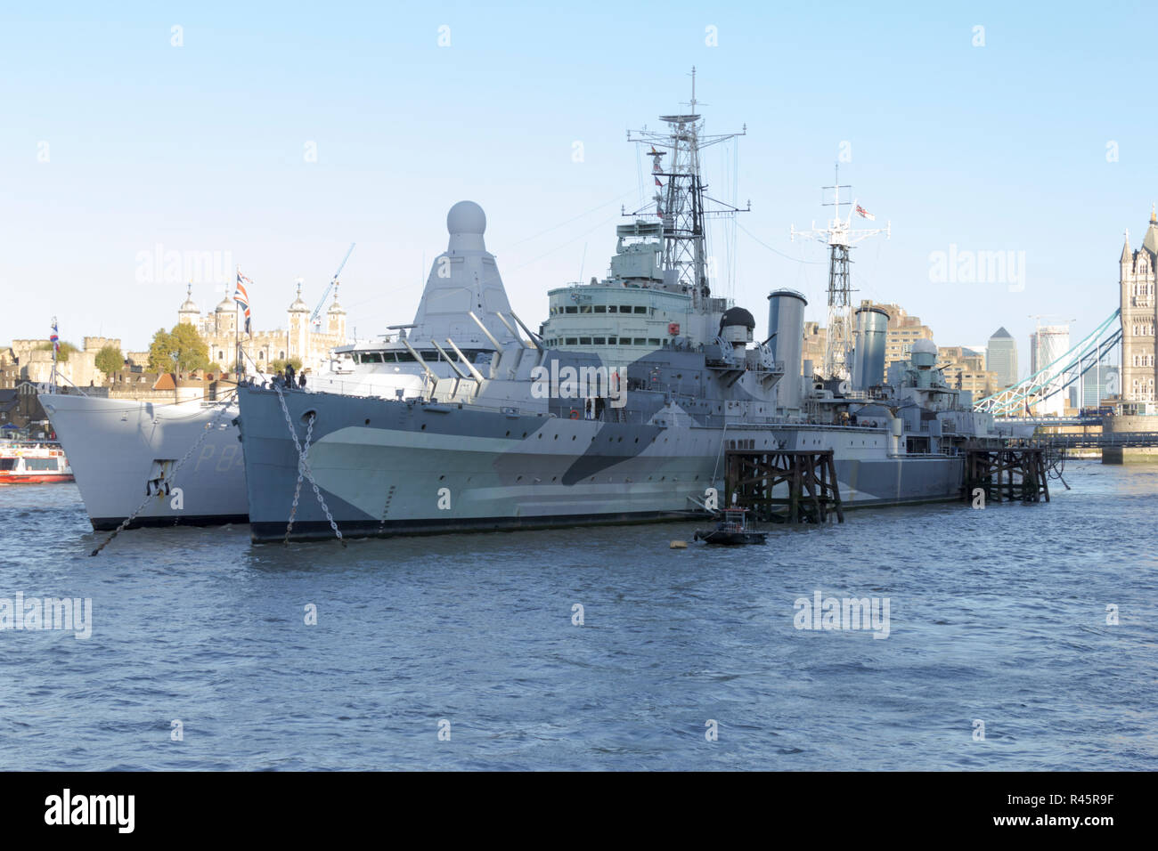 HMS Belfast, Central London, London. UK. 22. Oktober 2018. DE. Touristen an einem sonnigen Tag anzeigen HMS Belfast Auf der Themse, Oktober 2018. Stockfoto