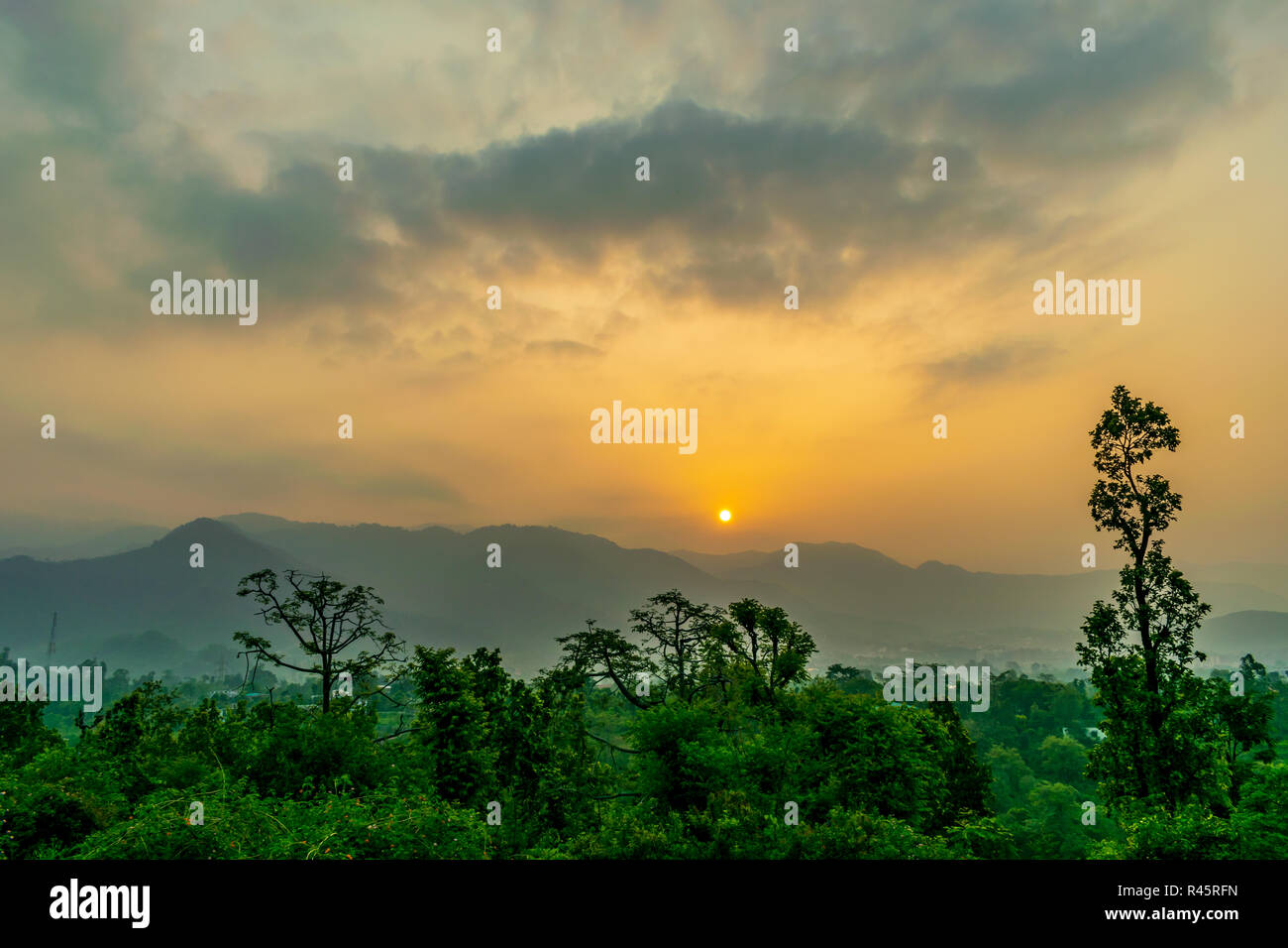 Sonnenaufgang über der Garhwal Himalaya, Mussoorie Stockfoto