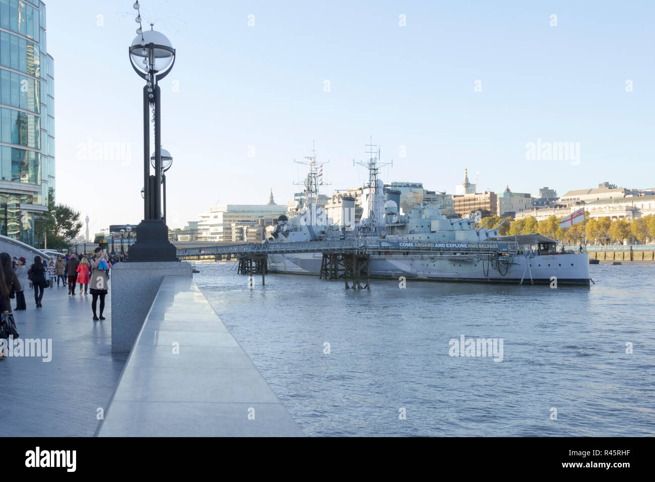 HMS Belfast, Central London, London. UK. 22. Oktober 2018. DE. Touristen an einem sonnigen Tag anzeigen HMS Belfast Auf der Themse, Oktober 2018. Stockfoto