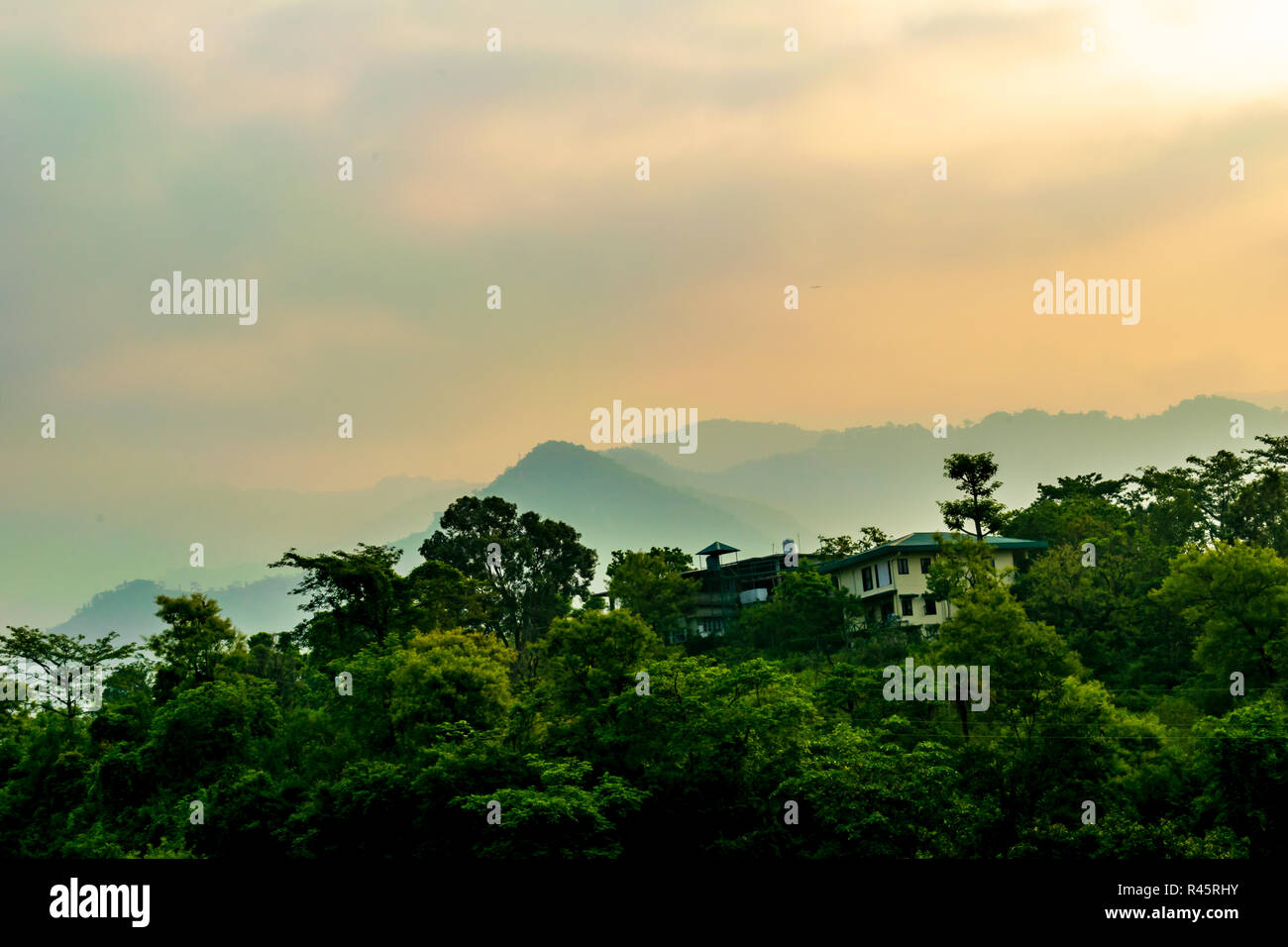 Sonnenaufgang über der Garhwal Himalaya, Mussoorie Stockfoto