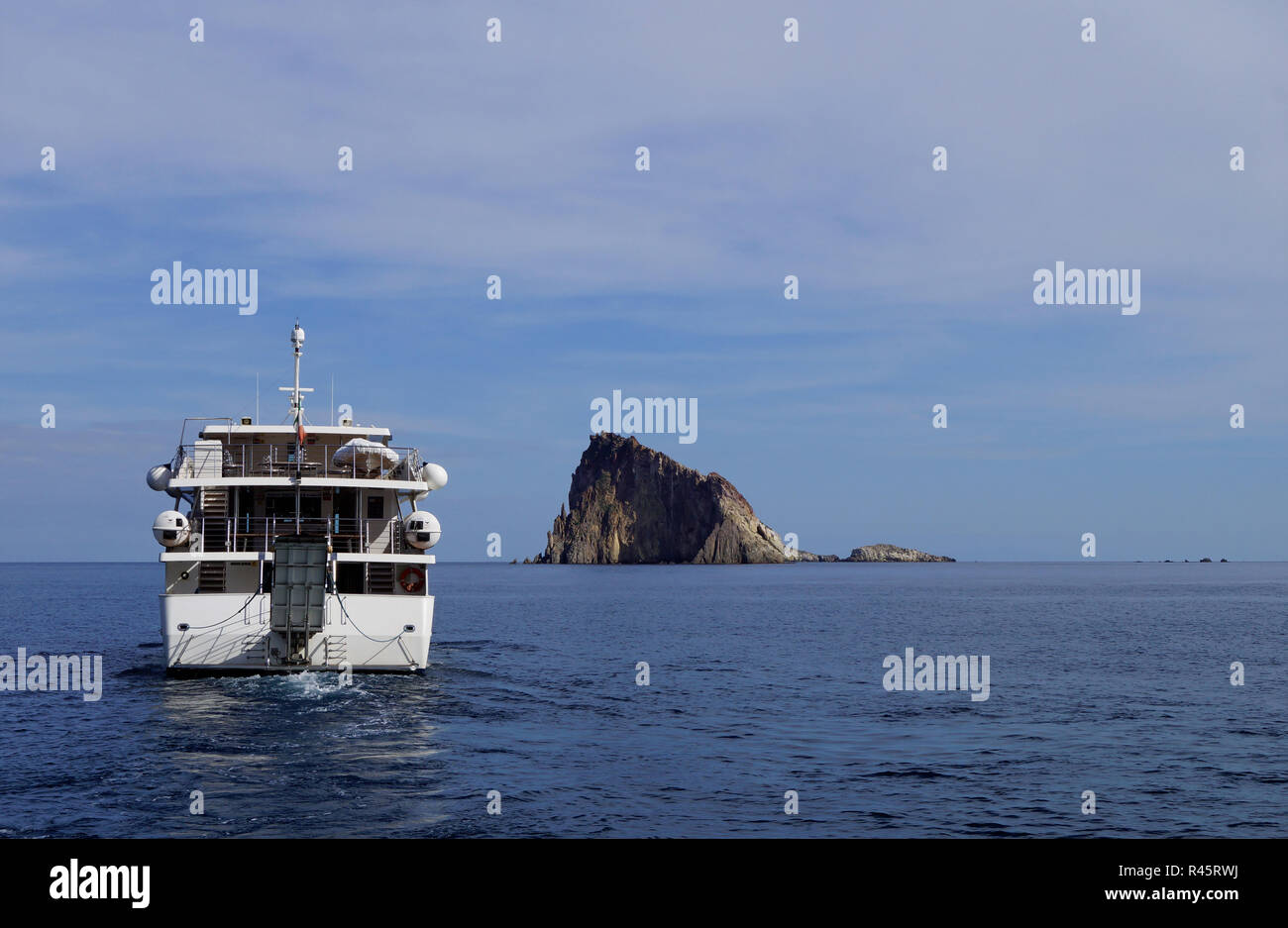 Äolische Inseln - Exkursion Boot vor panarea mit Blick auf Le Guglie Stockfoto