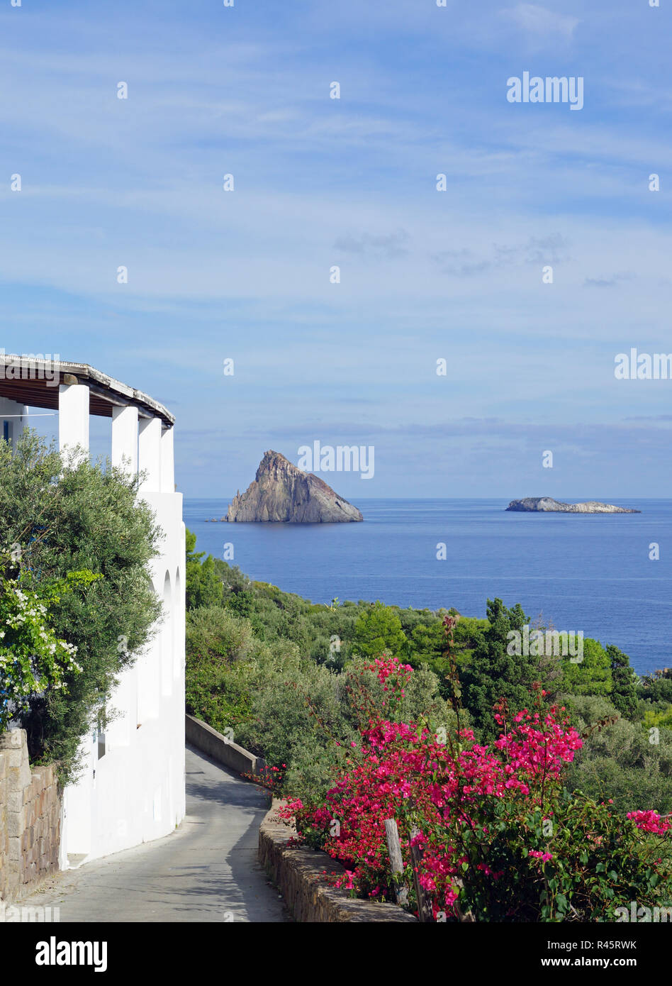 Äolische Inseln - Ansicht von der Insel Panarea zu Le Guglie und Lisca Bianca Stockfoto