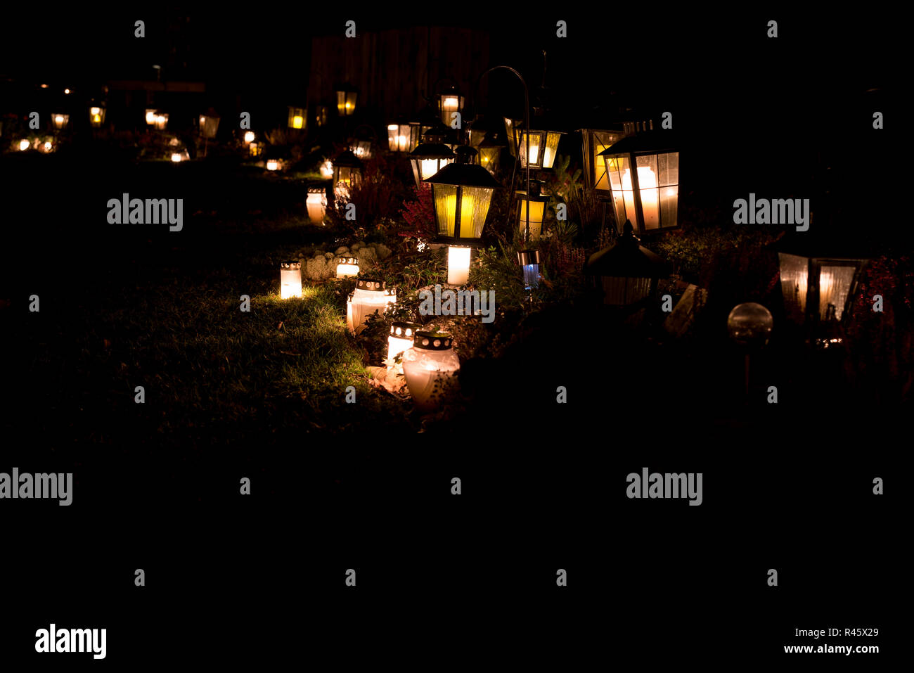 Laternen in einem Friedhof leuchtet, 3. November 2018 in Schweden Filipstad Stockfoto