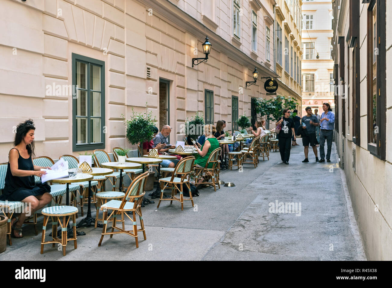 Wien, Österreich, 3. Juli: Street Cafe mit Touristen auf einer der engen Straßen in Wien am 3. Juli 2018. Stockfoto