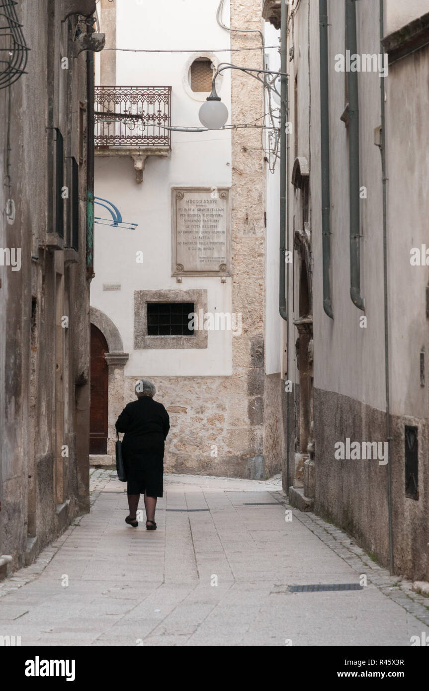 Scanno, auch als die "Perle der Appenini', einem wunderschönen kleinen Stadt in Abruzzen Berge bekannt. Hier eine alte Frau zu Fuß in einer Gasse Stockfoto