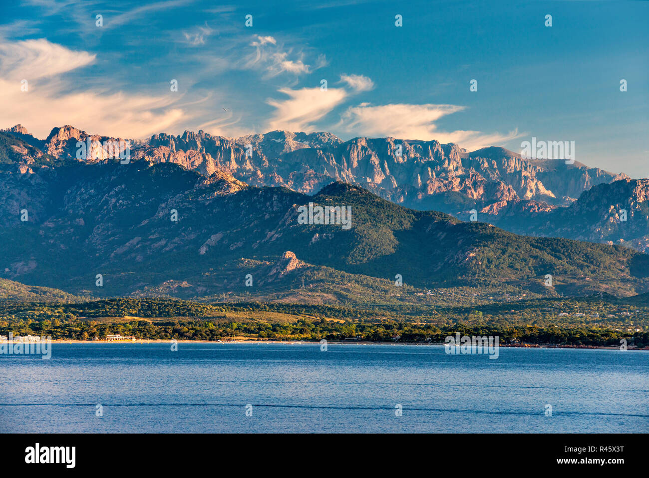 Aiguilles de Bavella und Monte Incudine massiv, Sunrise, Golfe de Porto-Vecchio, das Tyrrhenische Meer, in der Nähe von Porto-Vecchio, Corse-du-Sud, Korsika, Frankreich Stockfoto