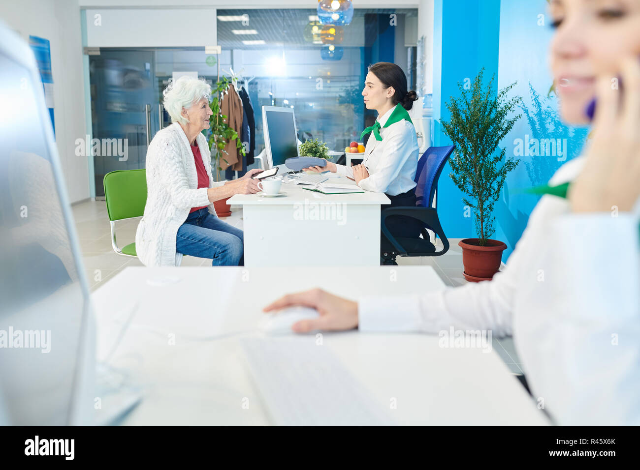 Bank Spezialist präsentiert Dienstleistungen für ältere Kunden Stockfoto