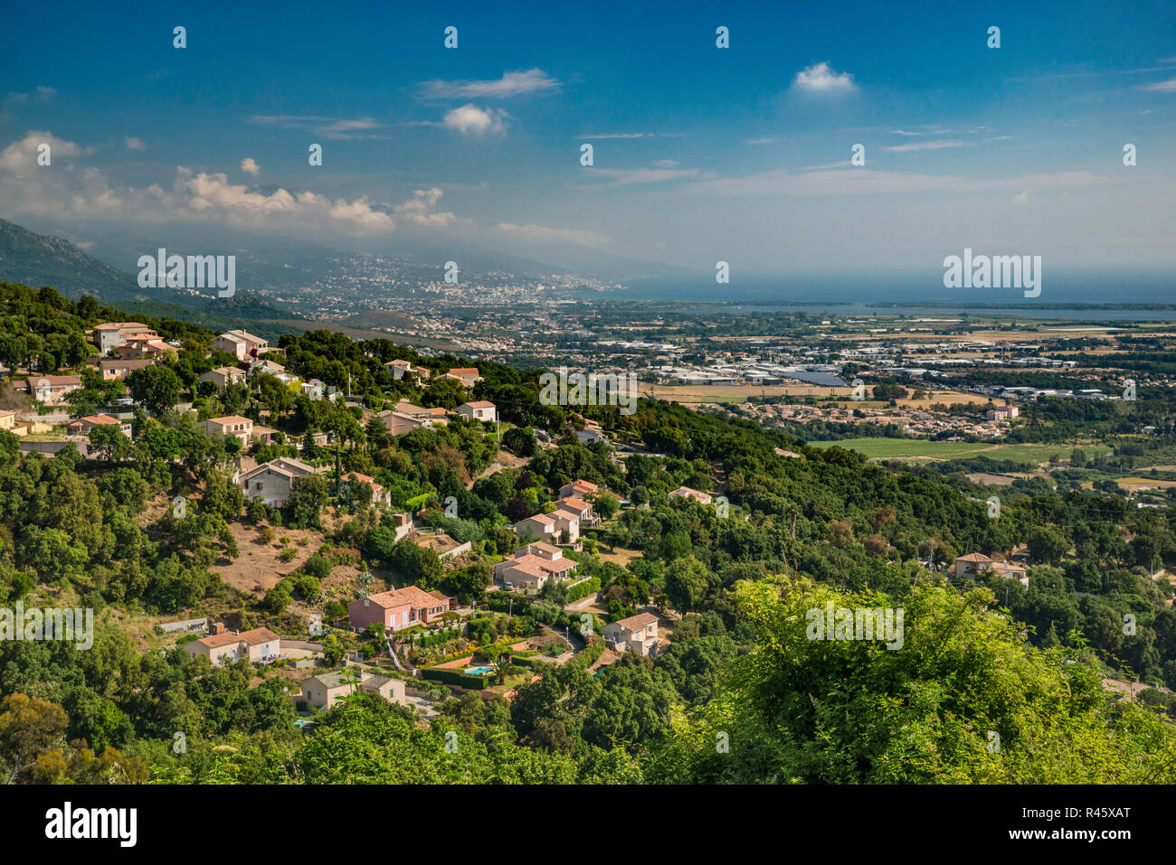 Küstenebene, Biguglia See, Stadt von Bastia über das Tyrrhenische Meer in Dunst in Entfernung von der Stadt Borgo, Haute-Corse, Korsika, Frankreich Stockfoto