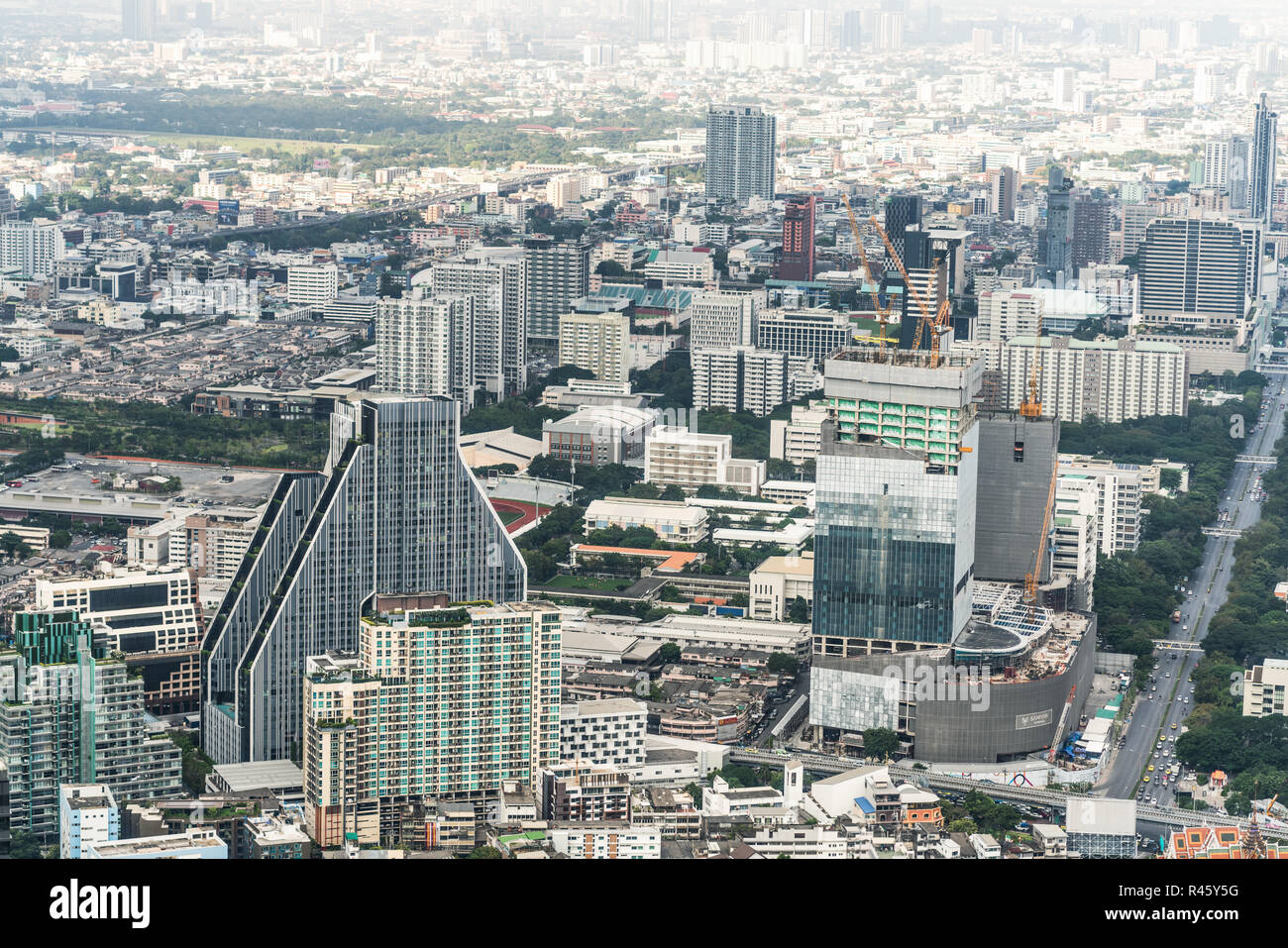 Bangkok, Thailand - 20.November 2018: Stadtbild Antenne top Blick auf hohe Gebäude, Wohnungen, Straßenverkehr und unter Baustelle in Bangkok. Stockfoto