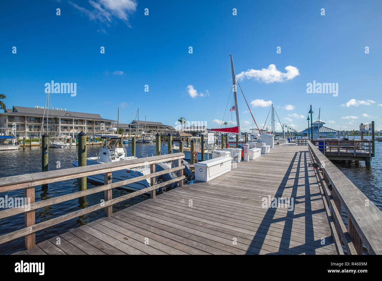 Neapel City Dock Florida nach der jüngsten Renovierung mit Booten und Angeln Chartern von Schiffen und Einkaufsmöglichkeiten und Restaurants. Stockfoto