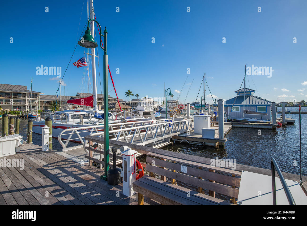 Neapel City Dock Florida nach der jüngsten Renovierung mit Booten und Angeln Chartern von Schiffen und Einkaufsmöglichkeiten und Restaurants. Stockfoto