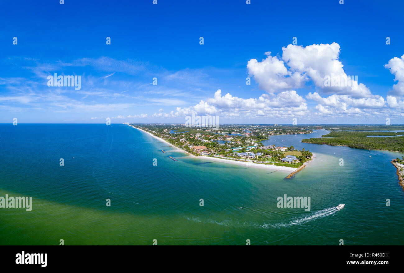 Luftbild des südlichen Neapel FL an der Gordon Pass mit Blick auf Port Royal Luxus Immobilien Bereich. Stockfoto