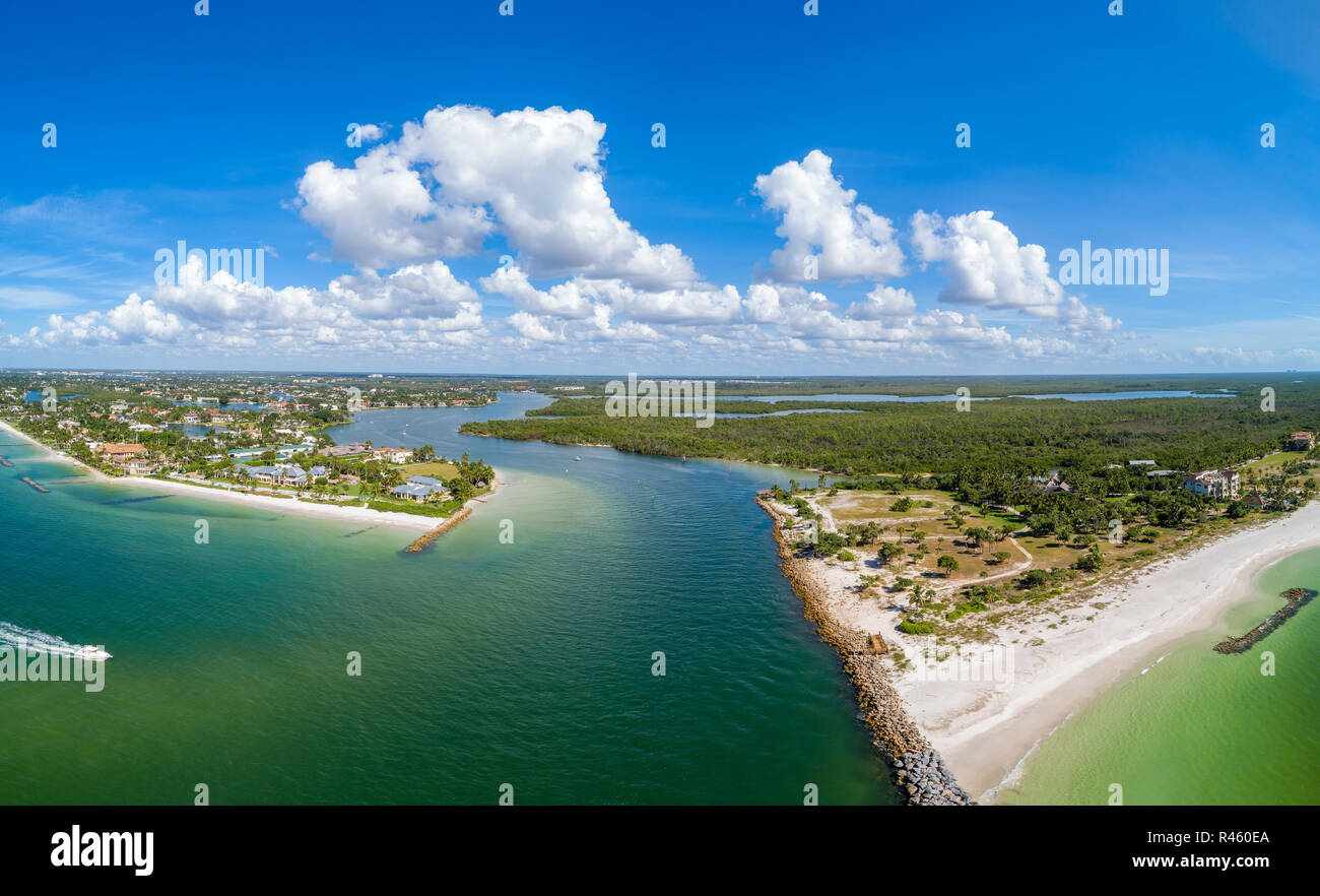 Luftbild des südlichen Neapel FL an der Gordon Pass mit Blick auf Port Royal Luxus Immobilien Bereich. Stockfoto