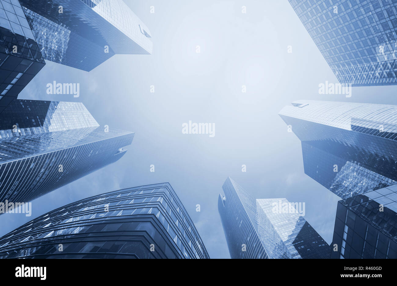 Hoch aufragenden Wolkenkratzern, die auf den Himmel, niedrig-Winkel von Bürogebäuden und Hauptsitz in Financial District downtown, Hochhäuser mit Stockfoto