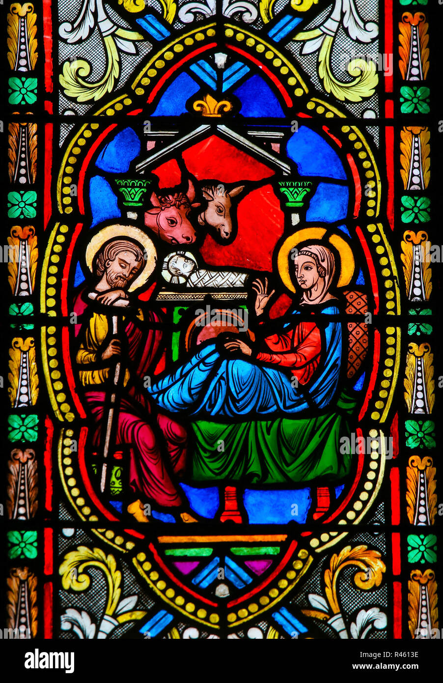 Glasfenster in der Kathedrale von Monaco, eine Krippe zu Weihnachten Stockfoto