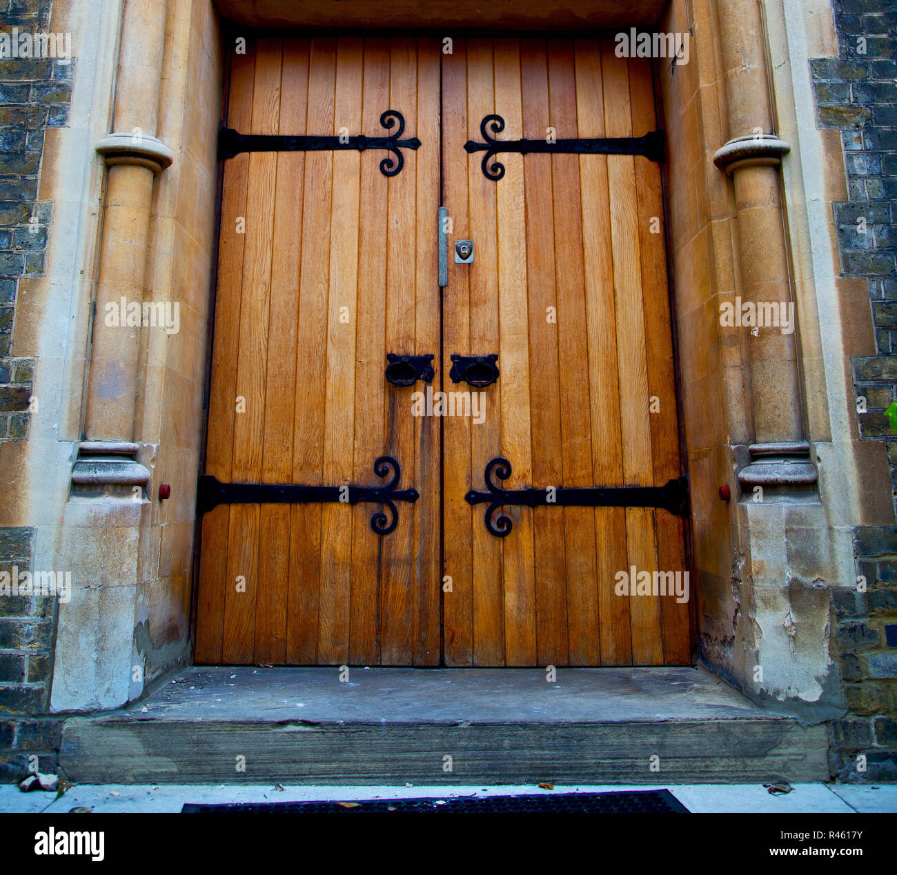 hölzerne Parlament in London alte Kirchentür und Marmor Antik Wand Stockfoto