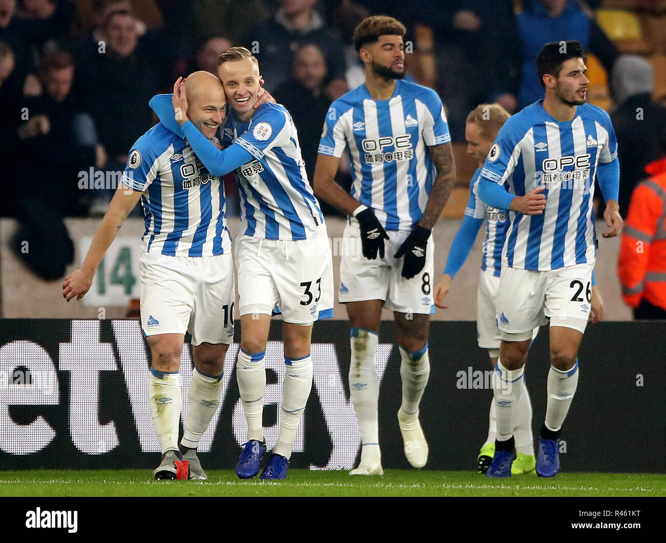 Die Huddersfield Town Aaron Mooy (links) feiert ersten Ziel seiner Seite des Spiels mit Team scoring-mate Florent Hadergjonaj während der Premier League Spiel im Molineux, Wolverhampton. Stockfoto