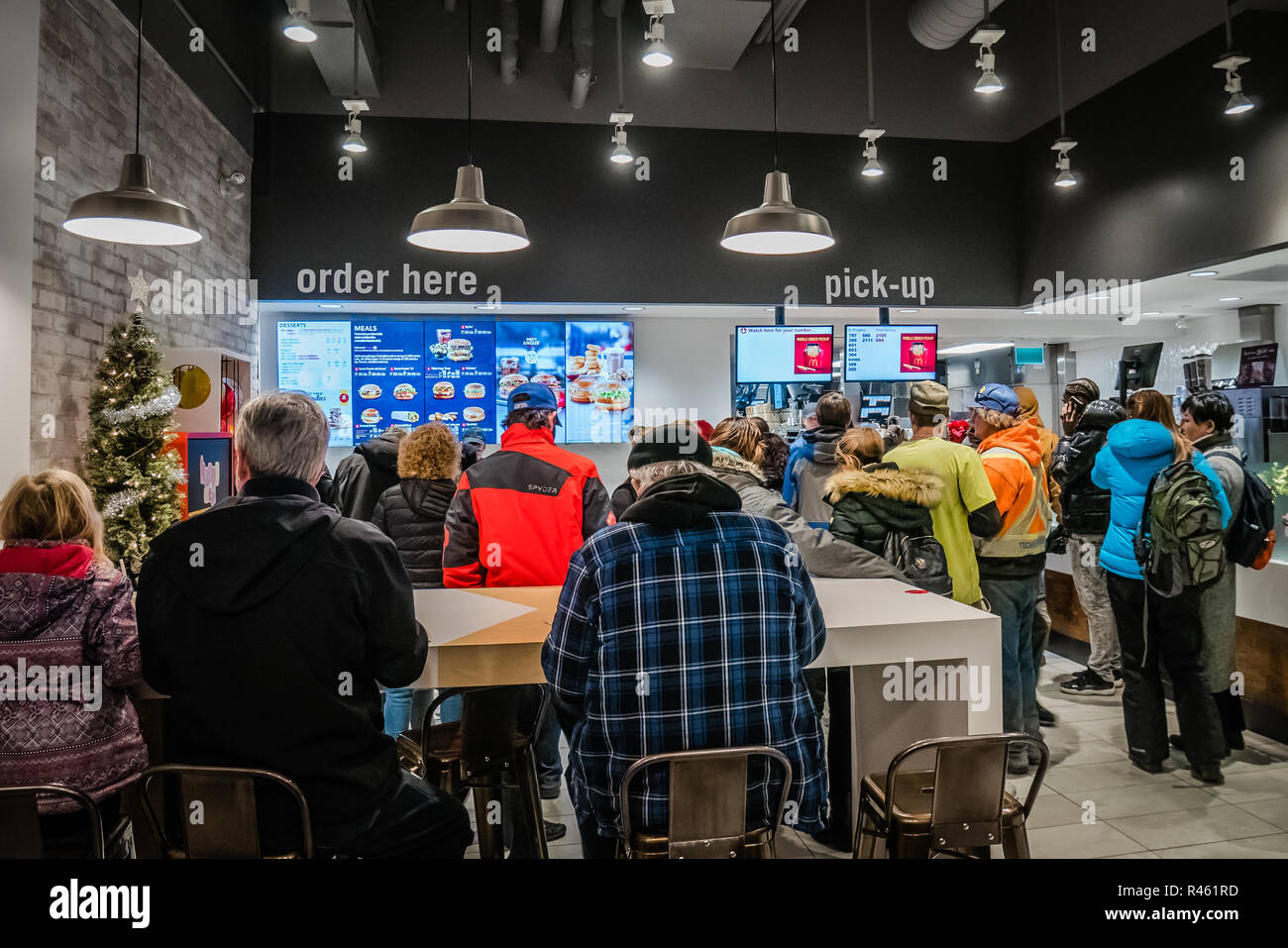 Menschen Die Darauf Warten In Mcdonalds Restaurant Fur Bestellung Und Abholung In Nordamerika Stockfotografie Alamy