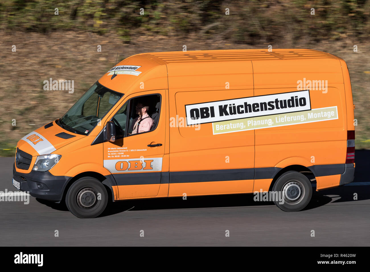 OBI van auf der Autobahn. OBI ist eine Deutsche home improvement supplies Handelskonzern. Es ist die größte DIY-Händler in Europa. Stockfoto