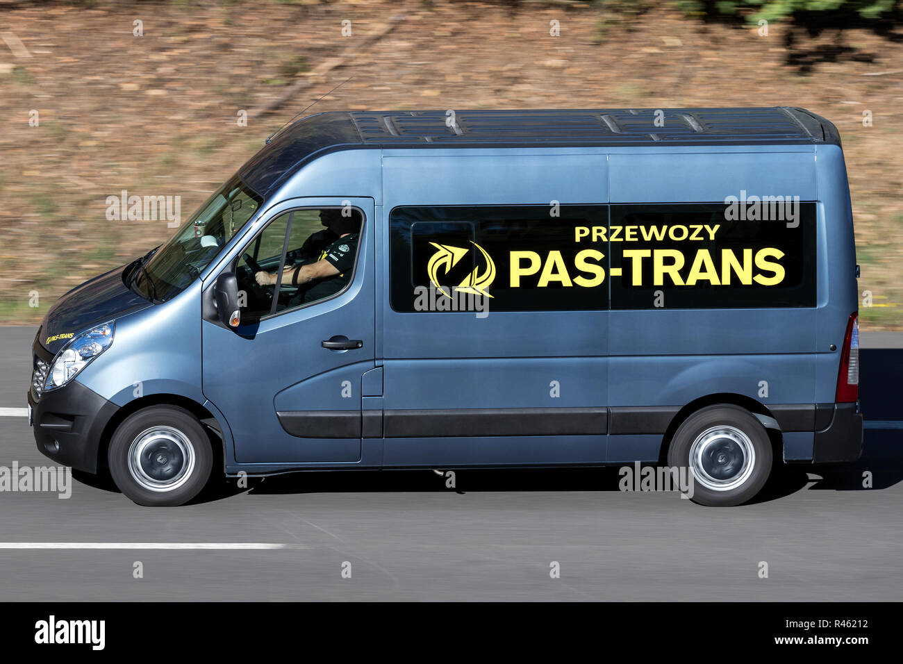 Pas-Trans Minibus auf der Autobahn. Pas-Trans ist das größte Unternehmen in Polen, dass der Transport Services bietet über die Tür zu Tür Methode. Stockfoto