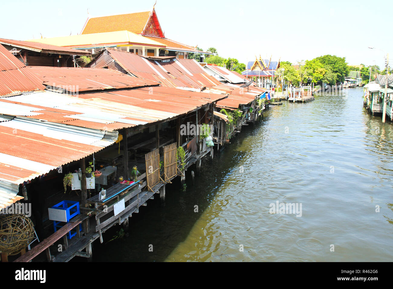 Holzhäusern entlang der Grachten in Thailand Stockfoto