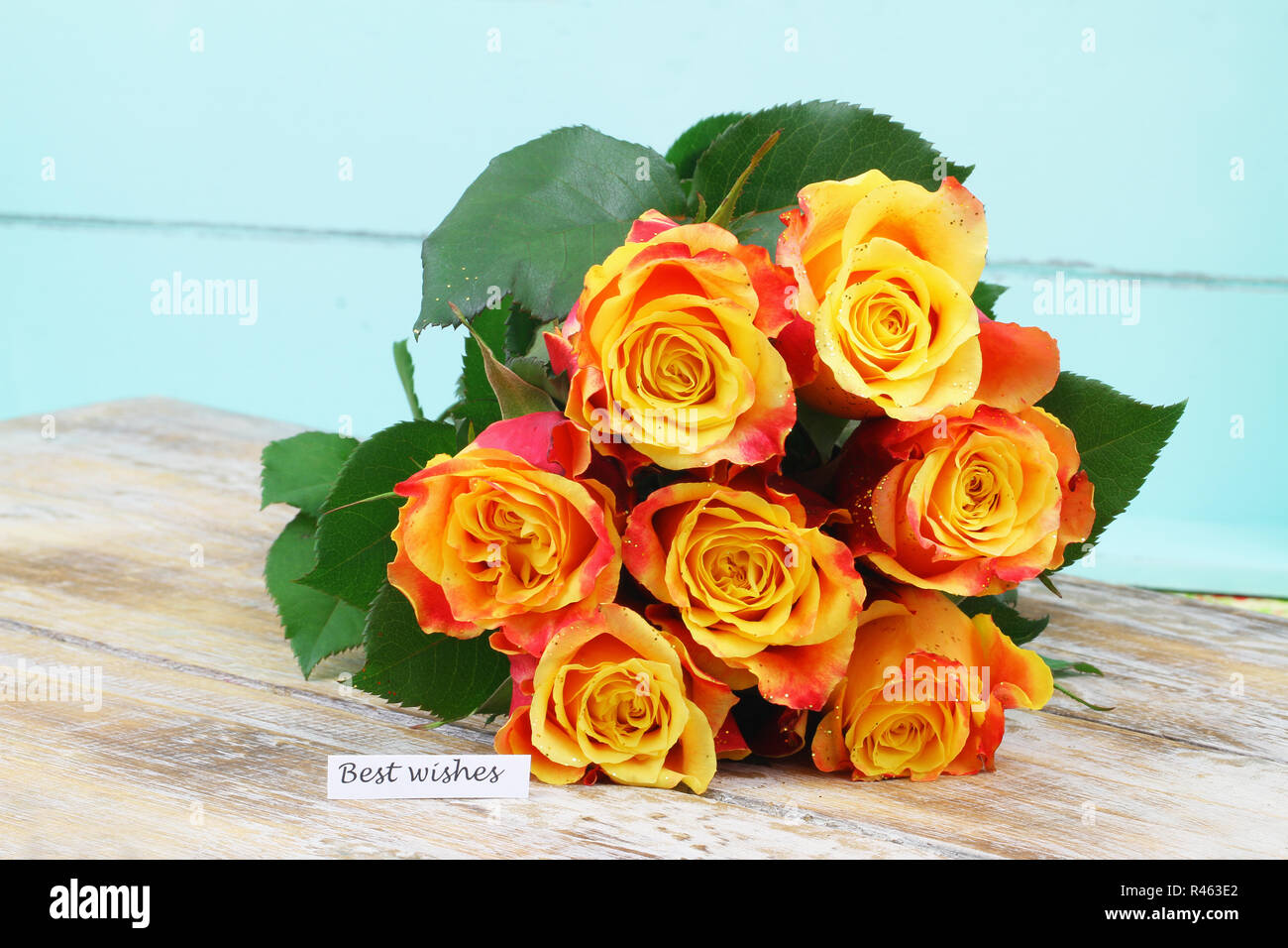 Beste Wünsche Karte mit bunten Rose Bouquet auf Holzmöbeln im Landhausstil Oberfläche Stockfoto