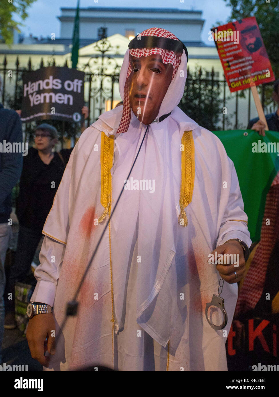 Demonstranten an der Saudi Arabien Botschaft in London Aufruf zur Gerechtigkeit für ermordete Journalist Jamal Khashoggi und bis zum Ende britische Waffenverkäufe an Saudi-Arabien Mit: Atmosphäre, Wo: London, Vereinigtes Königreich, wenn: 25 Okt 2018 Credit: Wheatley/WANN Stockfoto