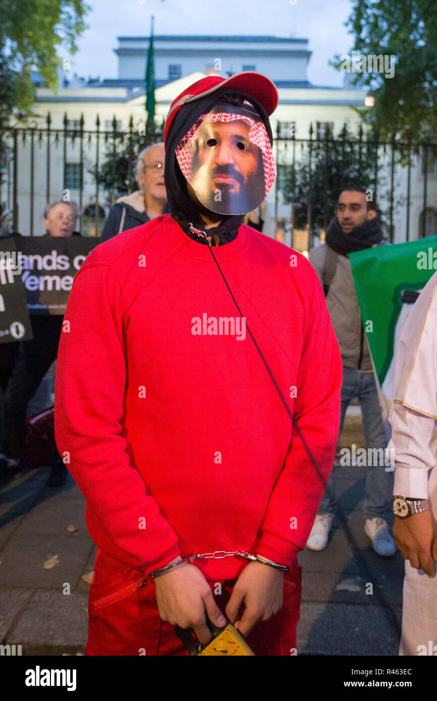 Demonstranten an der Saudi Arabien Botschaft in London Aufruf zur Gerechtigkeit für ermordete Journalist Jamal Khashoggi und bis zum Ende britische Waffenverkäufe an Saudi-Arabien Mit: Atmosphäre, Wo: London, Vereinigtes Königreich, wenn: 25 Okt 2018 Credit: Wheatley/WANN Stockfoto