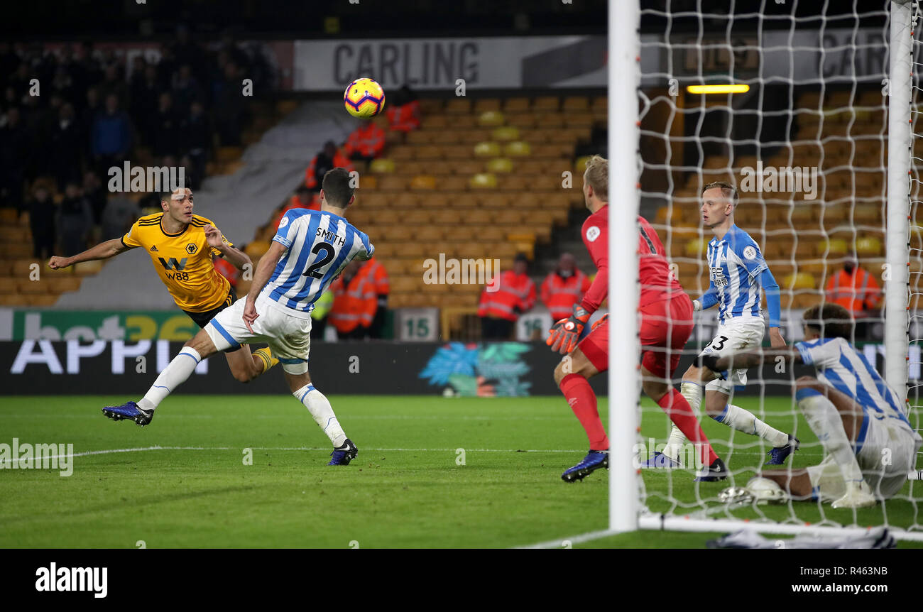 Wolverhampton Wanderers" Raul Jimenez Köpfe in Richtung Ziel Momente, bevor seine Bemühung ist das Ziel Position deaktiviert während der Premier League Spiel im Molineux, Wolverhampton. Stockfoto