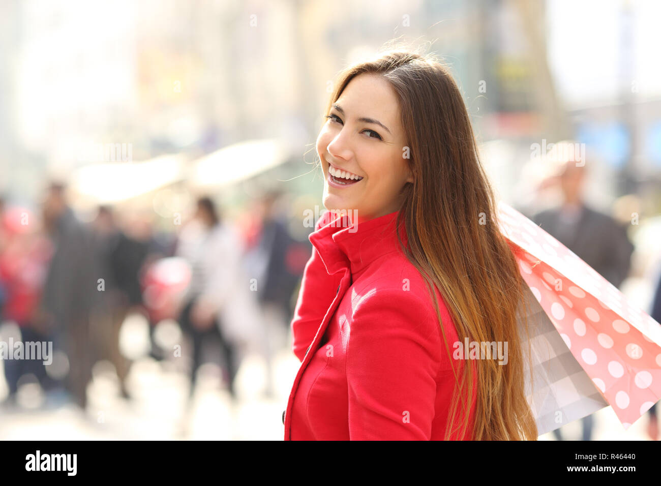Happy shopper Holding Einkaufstaschen im Winter zu Ihnen schauen Stockfoto