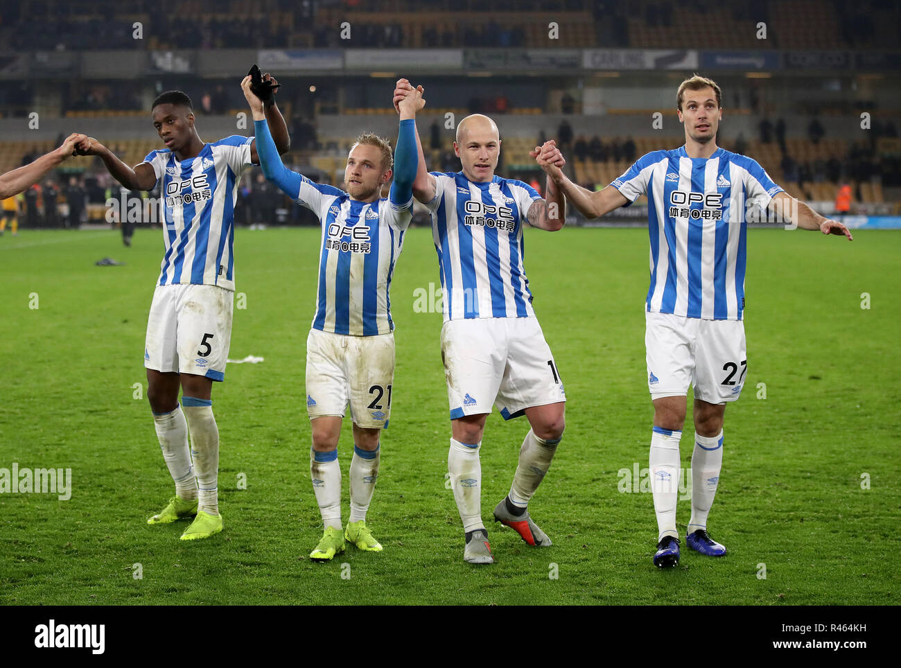 Von Links nach Rechts, von Huddersfield Town Terence Kongolo, Alex Pritchard, Aaron Mooy und Jon Gorenc Stankovic feiern vor ihren Fans nach während der Premier League Spiel im Molineux, Wolverhampton. Stockfoto