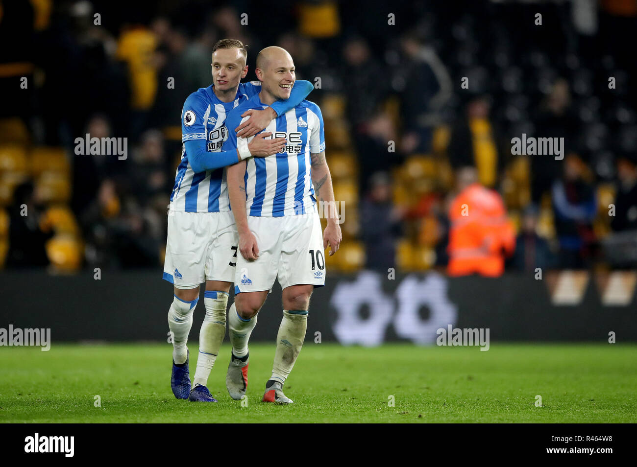 Die Huddersfield Town Florent Hadergjonaj (links) und Aaron Mooy feiern, nachdem während der Premier League Spiel im Molineux, Wolverhampton. Stockfoto