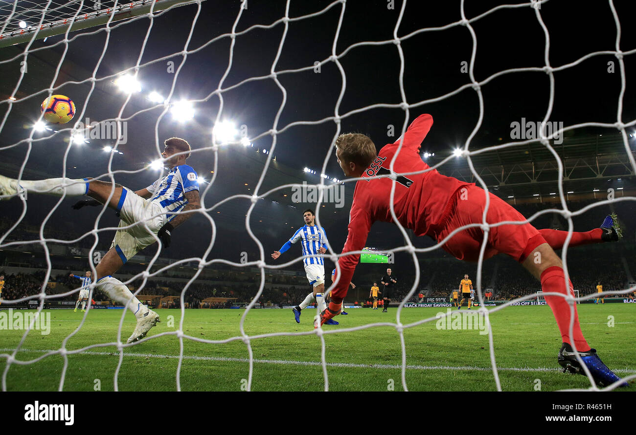 Die Huddersfield Town Philip Abrechnung (links) Löscht den Ball von der Torlinie nach einem vorangegangen Versuch von Wolverhampton Wanderers" Raul Jimenez und Speichern von Huddersfield Town Torwart Jonas Lossl während der Premier League Spiel im Molineux, Wolverhampton. Stockfoto