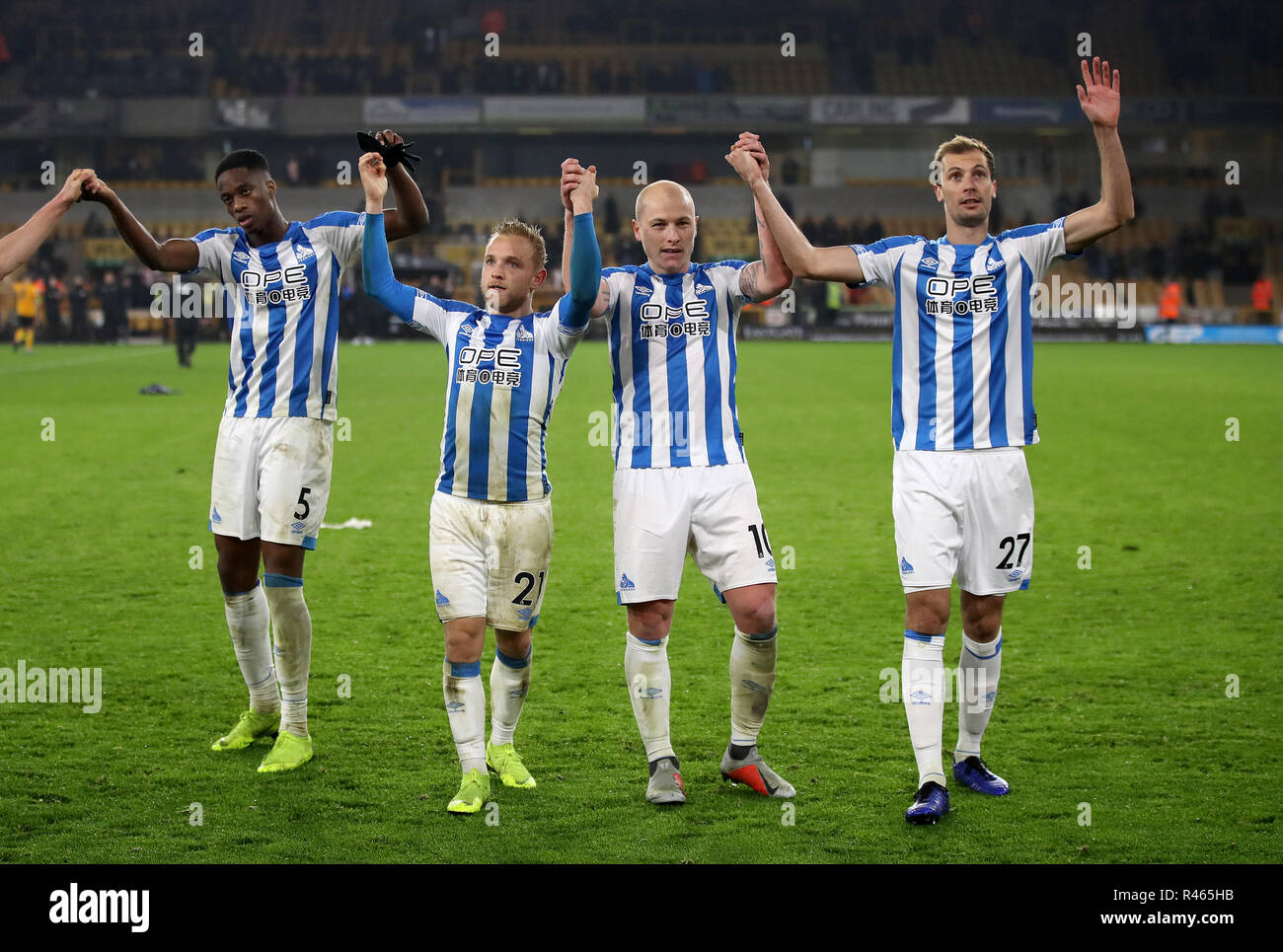 Von Links nach Rechts, von Huddersfield Town Terence Kongolo, Alex Pritchard, Aaron Mooy und Jon Gorenc Stankovic feiern vor ihren Fans nach während der Premier League Spiel im Molineux, Wolverhampton. Stockfoto