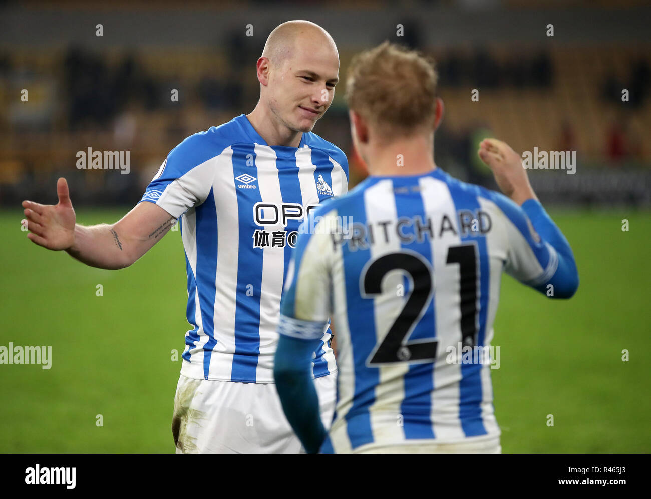 Die Huddersfield Town Aaron Mooy (links) und Alex Pritchard während der Premier League Spiel im Molineux, Wolverhampton. Stockfoto