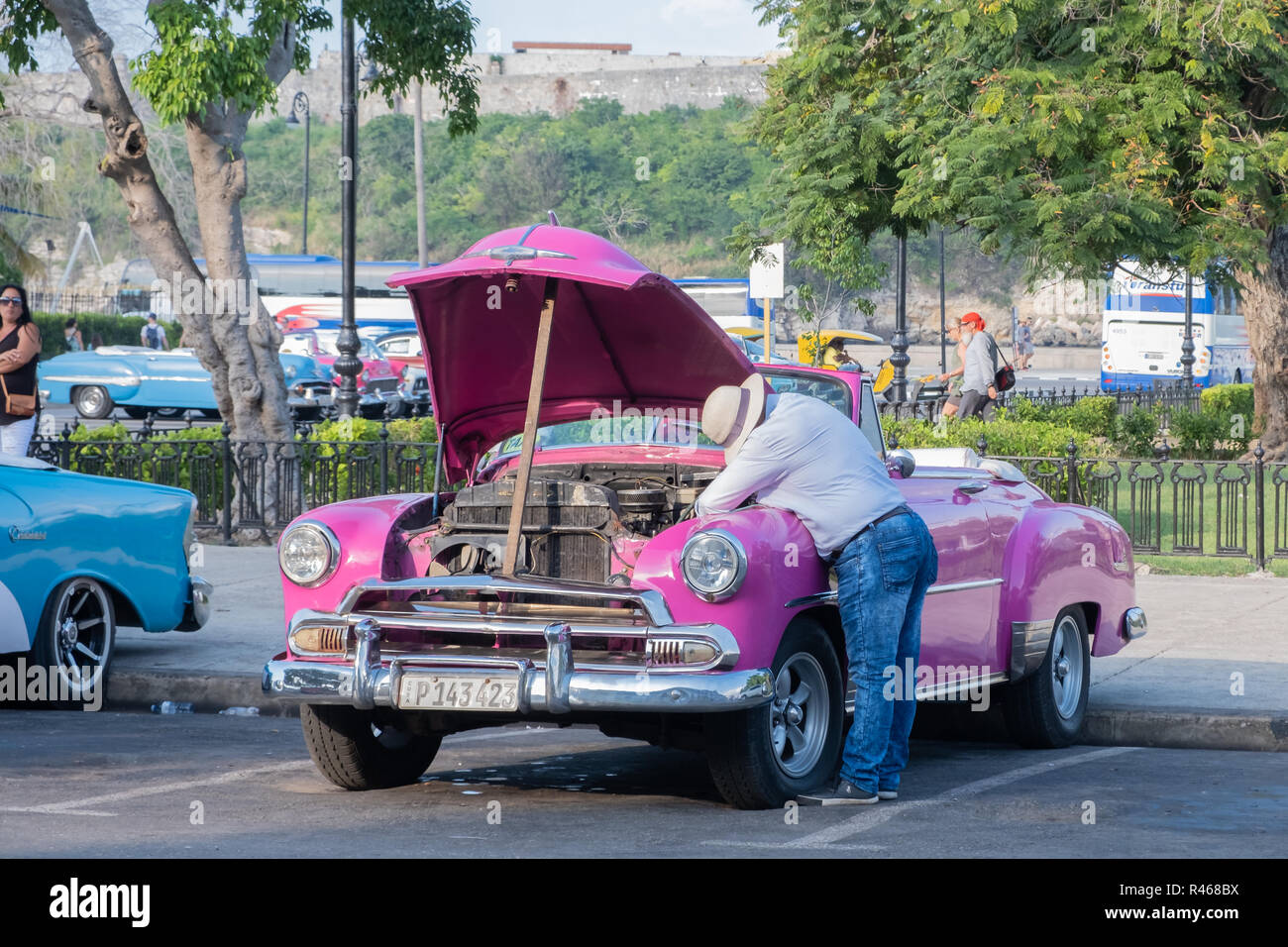 Männchen tragen eines Staw hat eine Reparatur zu seinen Vintage American Auto auf einer Straße in der Innenstadt von Havanna. Stockfoto