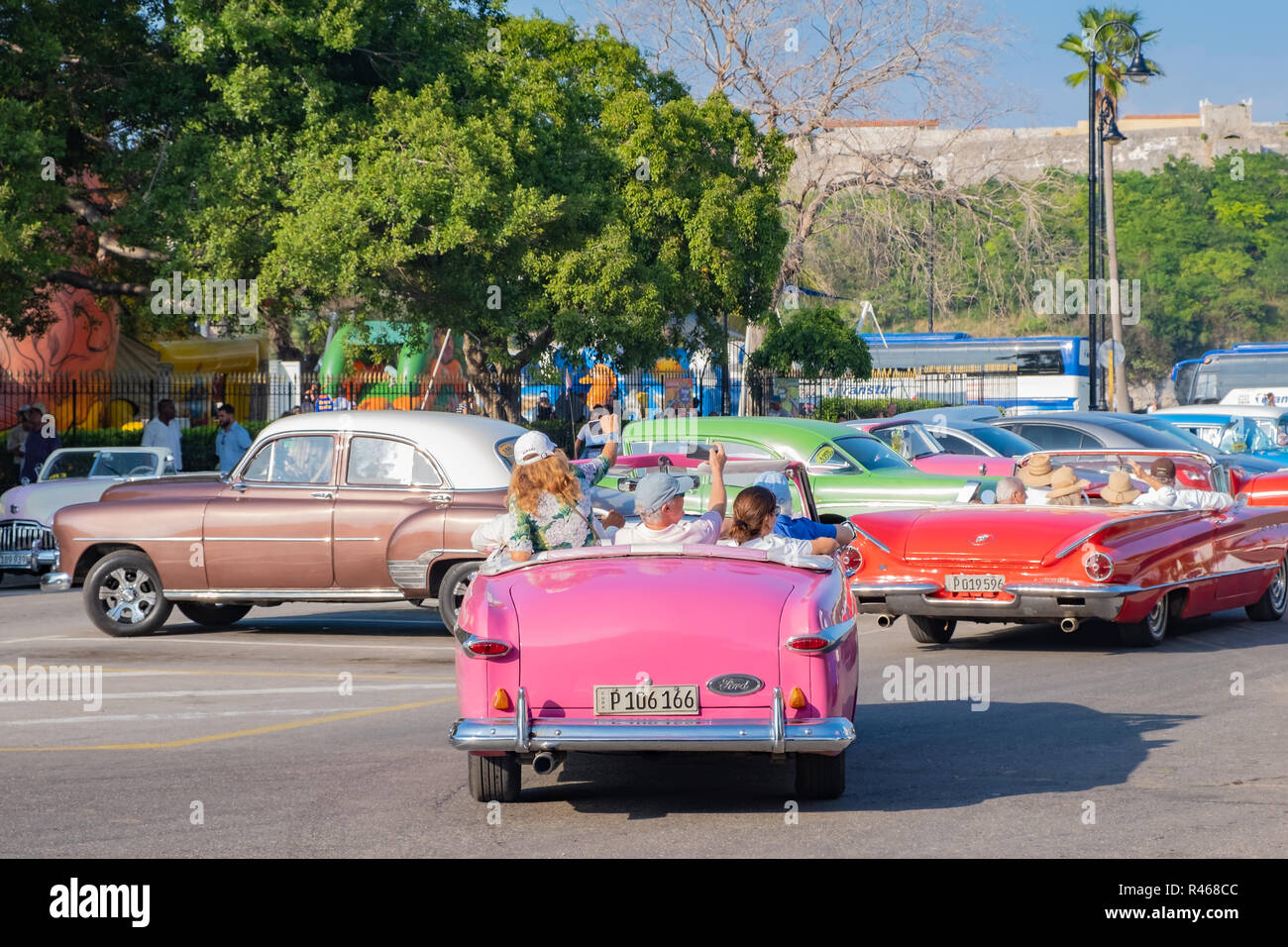 Touristen nehmen die Gelegenheit, in einem vintage American Auto in der Innenstadt von Havanna Kuba zu fahren. Stockfoto