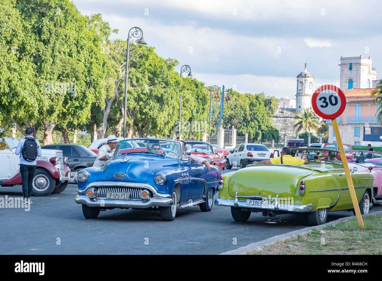 Bunte vintage American Automobile fahren in der Innenstadt von Havanna Kuba. Stockfoto