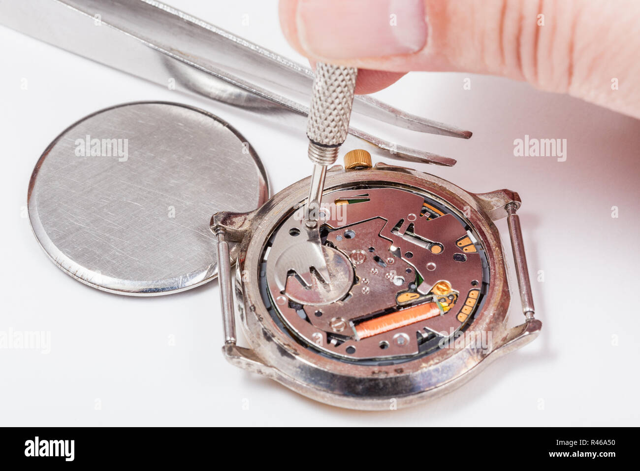 Uhrmacher ersetzt Batterie Quarzuhr Stockfotografie - Alamy