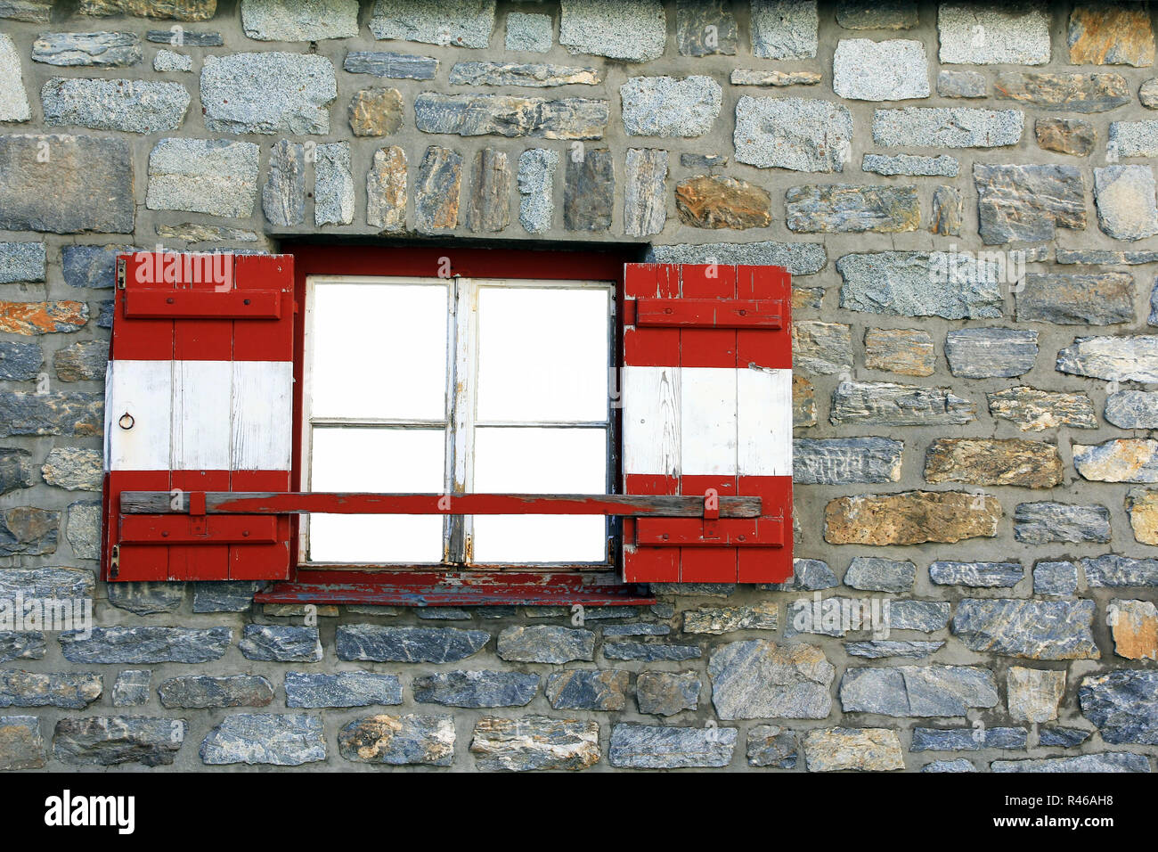 Eine Hütte in Österreich. österreichischen Fenster mit roten und weißen Fensterläden Stockfoto