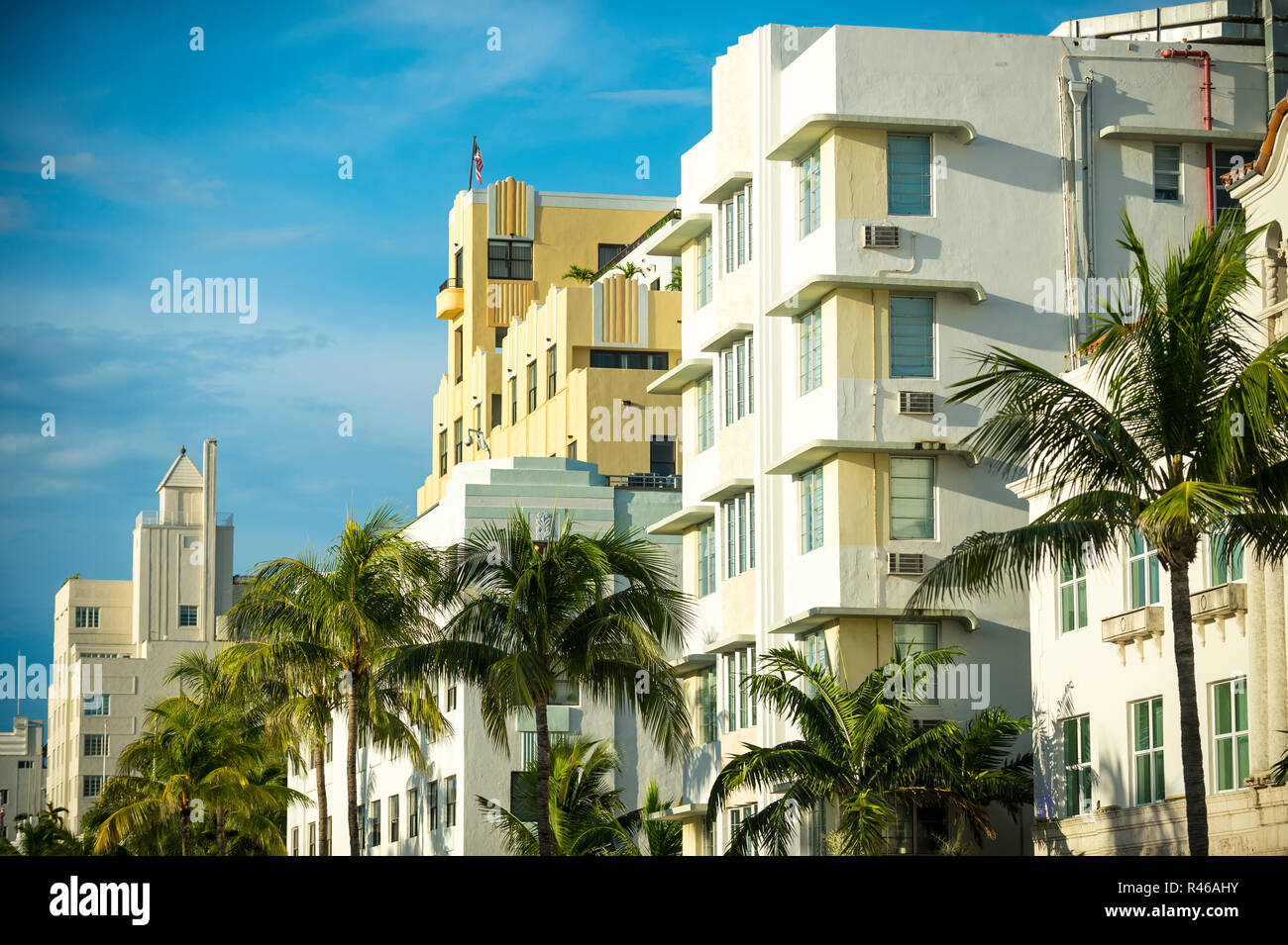 Einen herrlichen Blick auf die Skyline von der Reihe der klassischen Art déco-Architektur Futter Ocean Drive in South Beach, Miami, Florida, USA Stockfoto